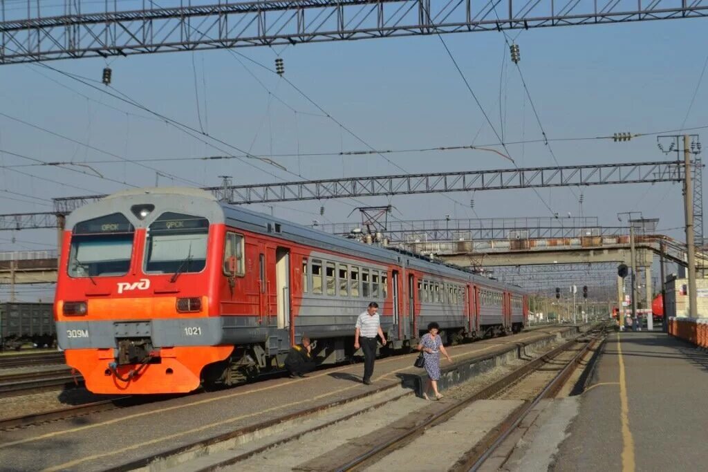 Электричка Оренбург Орск. Оренбург вокзал поезд. Оренбург Орск поезд электричка. ЖД вокзал Орск. Поезд бузулук орск