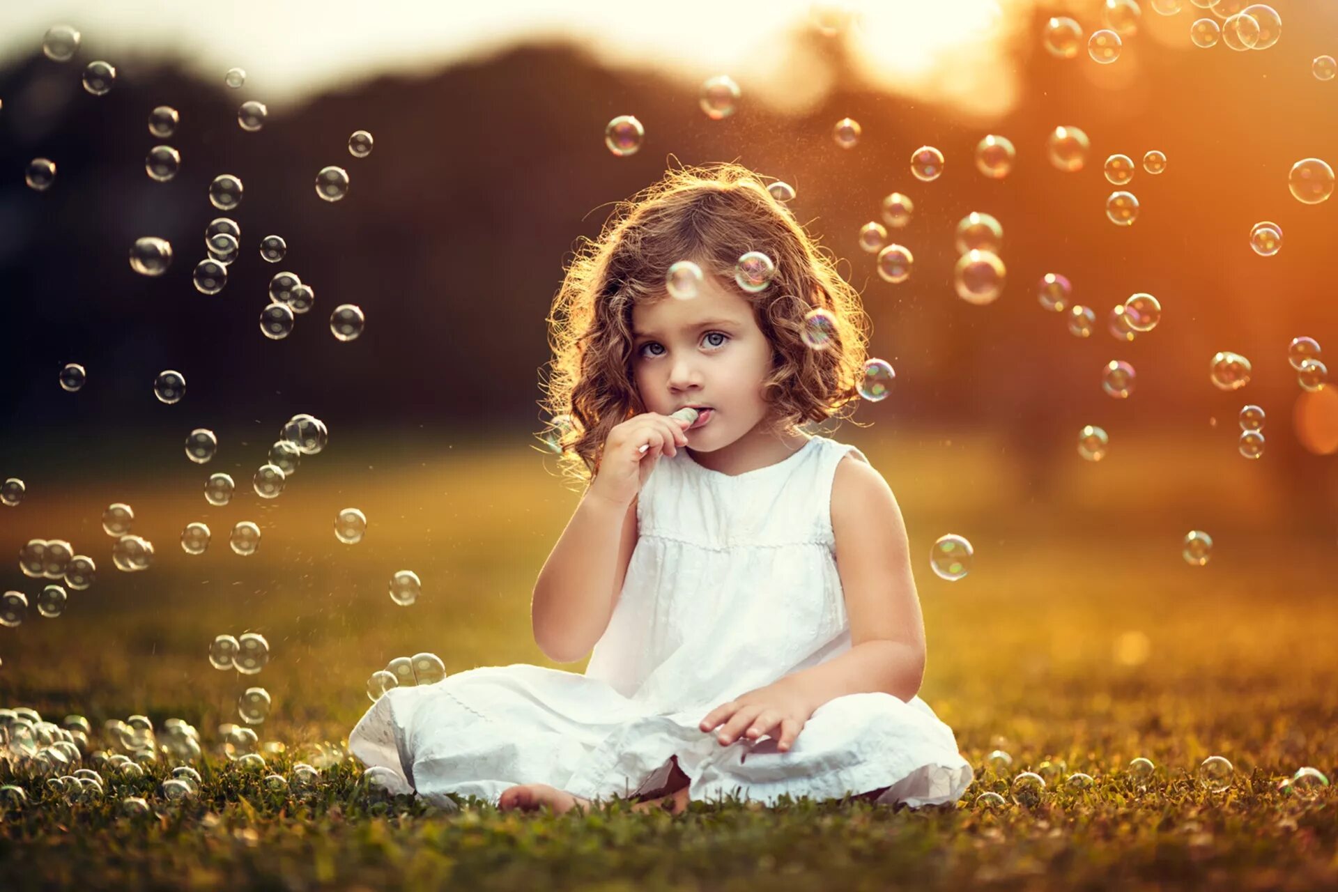 Маленькая девочка по другому. Дети и мыльные пузыри. Фотосессия с мыльными пузырями дети. Девушка с мыльными пузырями. Маленькая красивая девочка с мыльными пузырями.