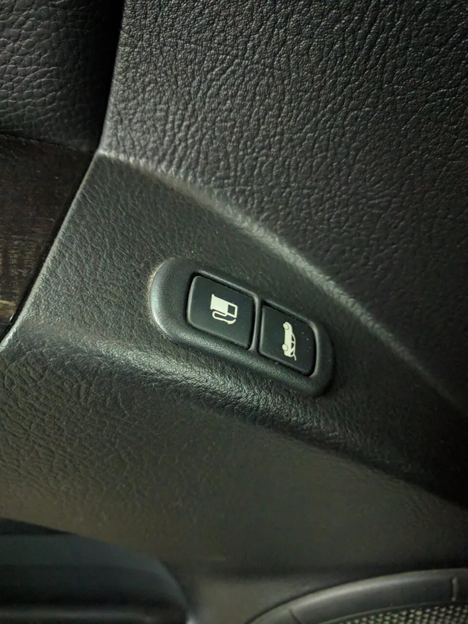Кнопка открытия бензобака Kia Sportage 4. Kia Ceed кнопка открывания бака. Opel Astra 2013 кнопка бензобака. Skoda Octavia кнопка открывания бака.