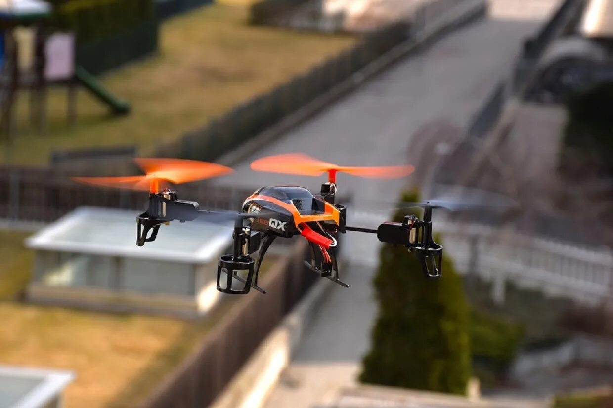 Чем отличается fpv от обычных дронов. Бпла дрон рейсинг. фпв дронов. дрон убийца fpv. бпла fpv.