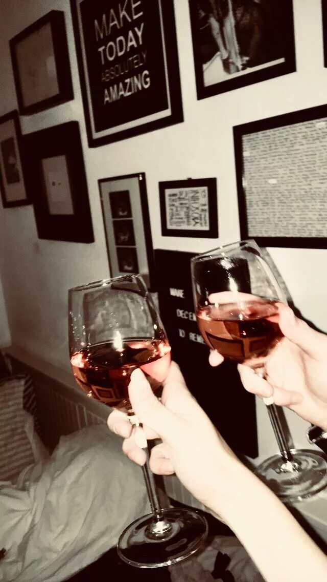 Подруга бокал вина. Фотосессия с вином. Бокал вина в руке девушки. Два бокала вина. Подруги с вином.