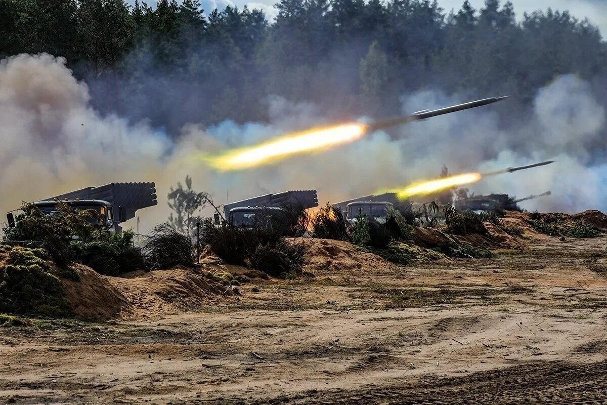 Военное нападение россии. РСЗО град ВСУ. Боевые действия. Артиллерийский обстрел. Военная техника.