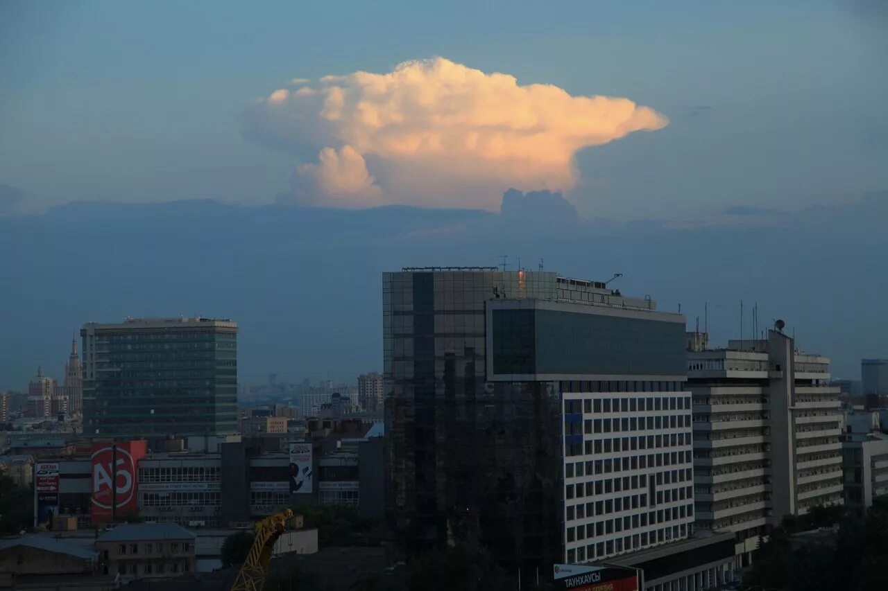 Атомный гриб над Москвой. Облака над Москвой. Странные облака над Москвой. Тучи над Москвой.