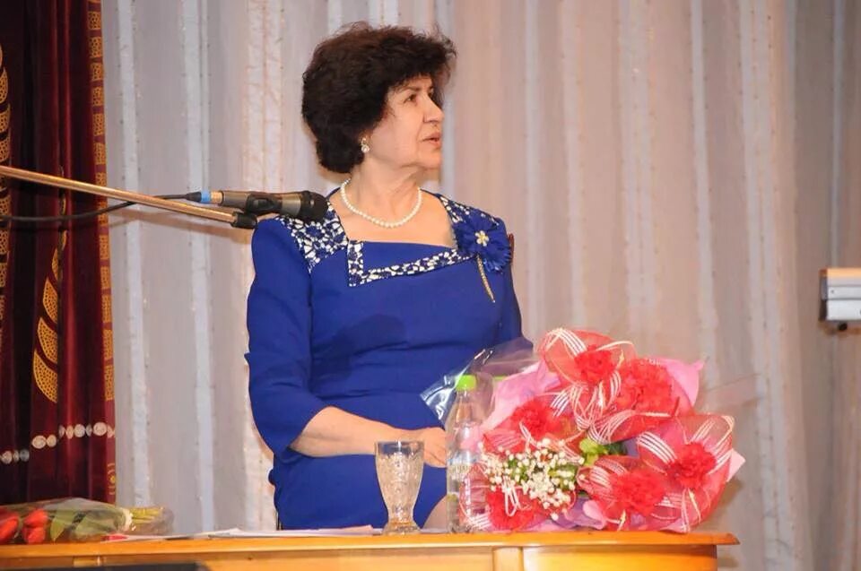 Гулрухсор сафиева таджи. Таджикская поэтесса гулрухсор сафиева о русских. Гулрухор сафиева. Поэтесса сафиева о русских. Сафиева.