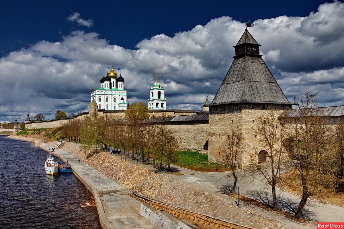 Г псков. Псковский Кремль Псков. Каменный Кремль в Пскове. Псков достопримечательности Псковский Кремль. Кремль города Пскова.