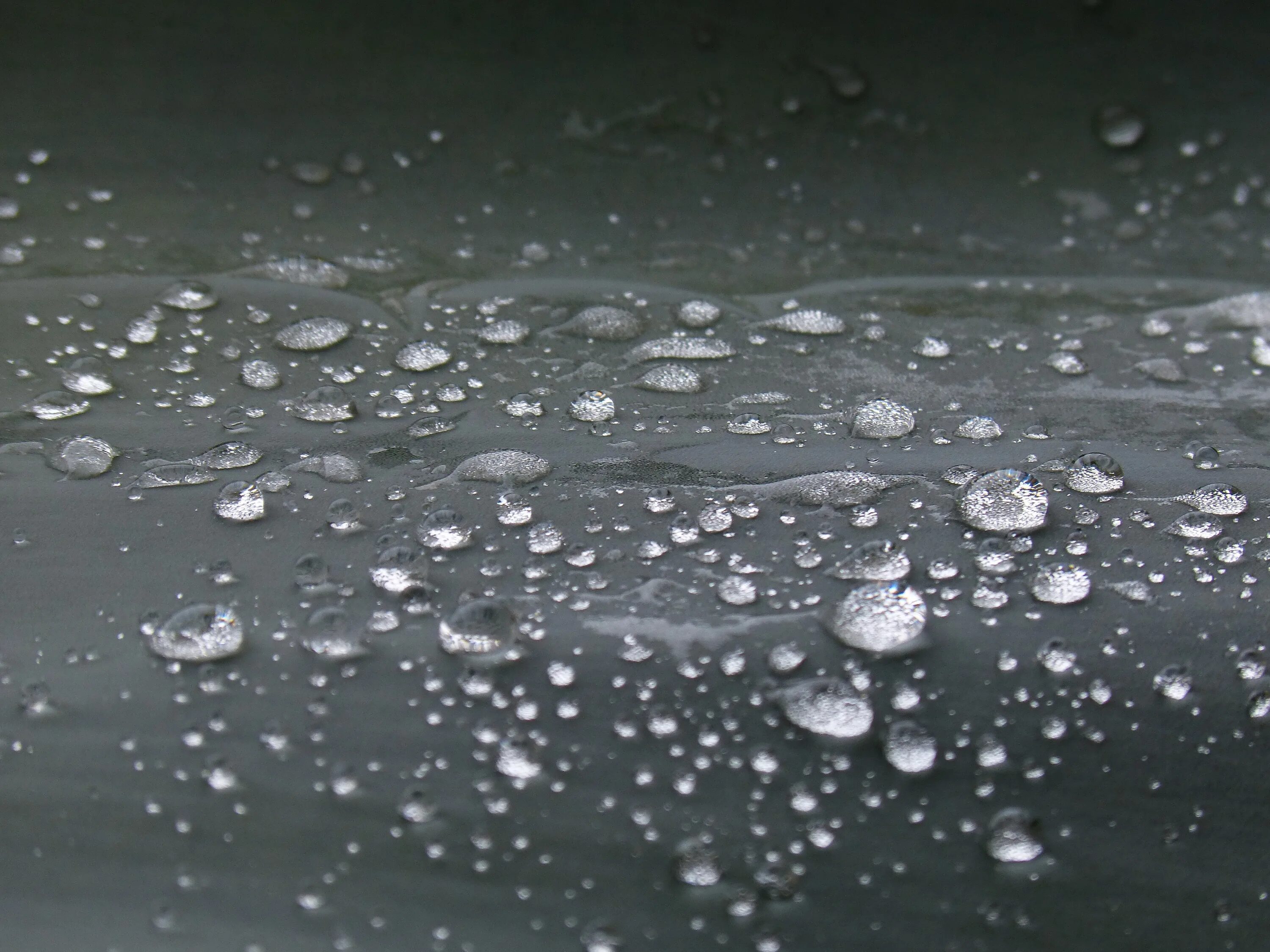 Капли воды. Капли воды на поверхности. Серая вода. Капли дождя на поверхности\.