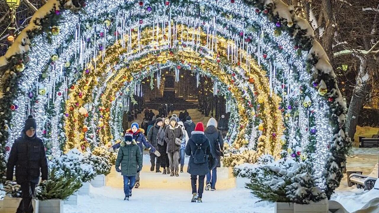 Где провести новый год в подмосковье. Москва зимой украшенные здания. Лучшие места на новый год. Где отметить новый год в подмосковье. Куда поехать на новогодние праздники.