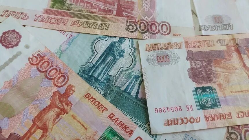 Много паспортов. 10 000 рублей картинки. 15 тысяч рублей. Деньги десять тысяч. 25 тысяч гражданам.