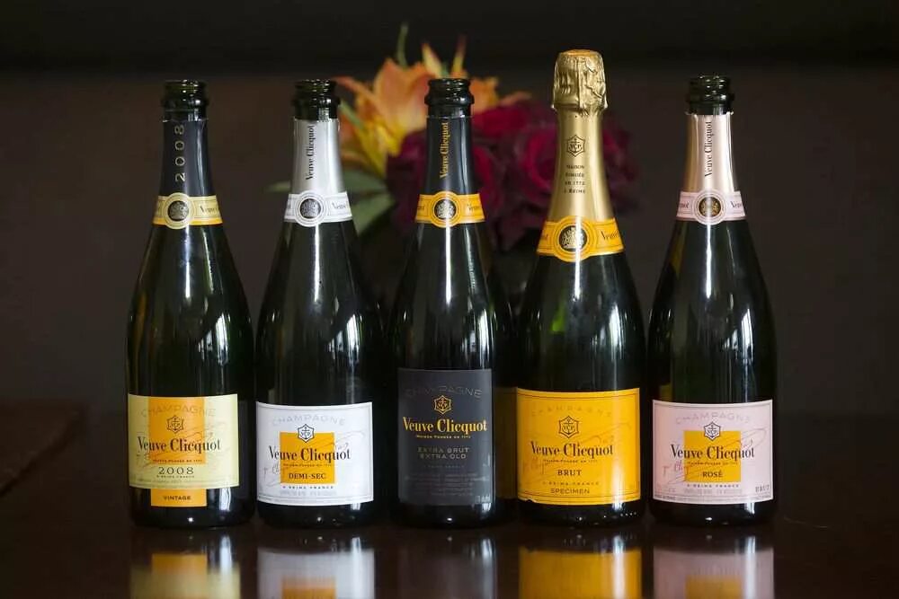 Как выглядит шампанское. Вино мадам клико. вивьен клико шампанское. champagne veuve clicquot. вино вдова клико.