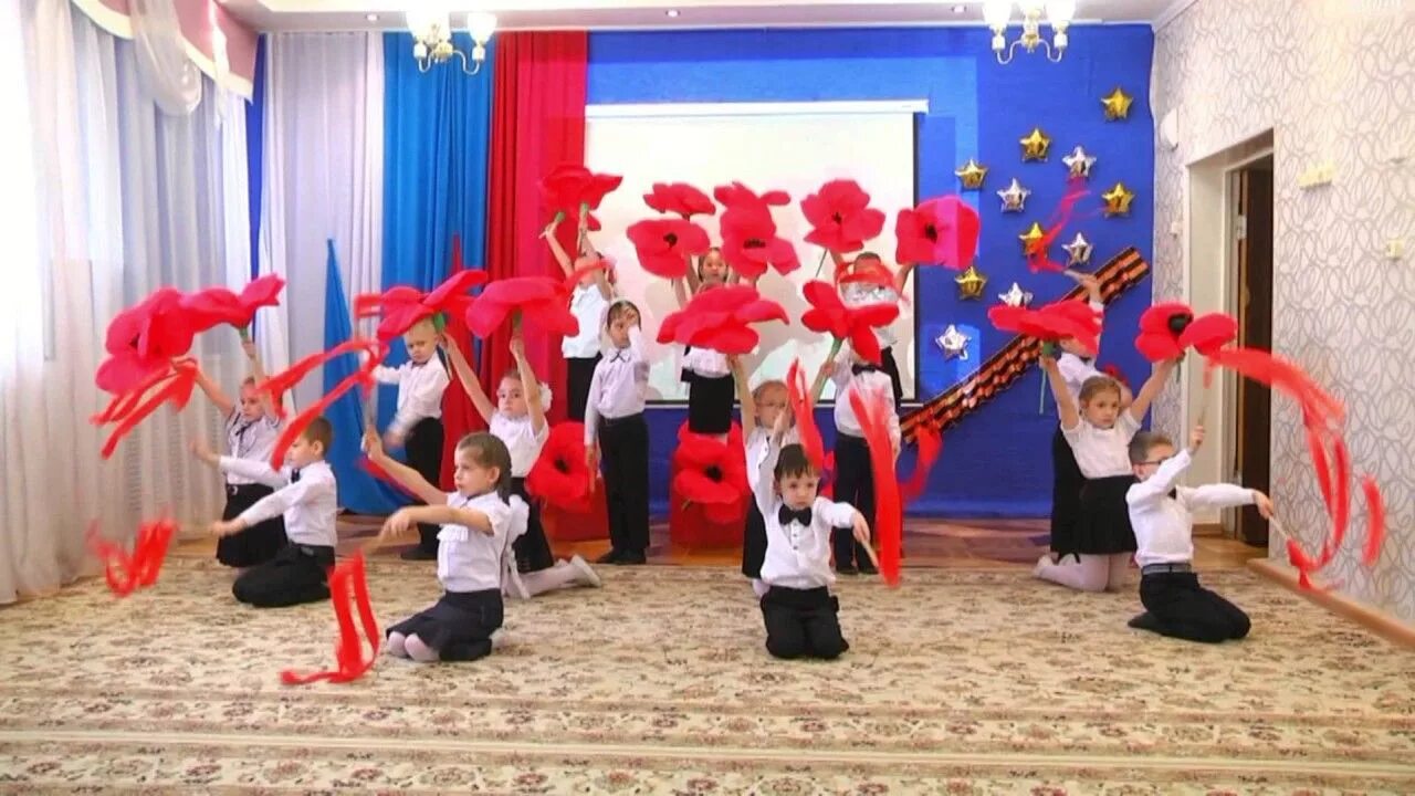 Танец на день победы в детском саду. Детский сад Морячок Астрахань. МБДОУ 68 Астрахань. Атрибуты для танцев. Дети танцуют в садике.