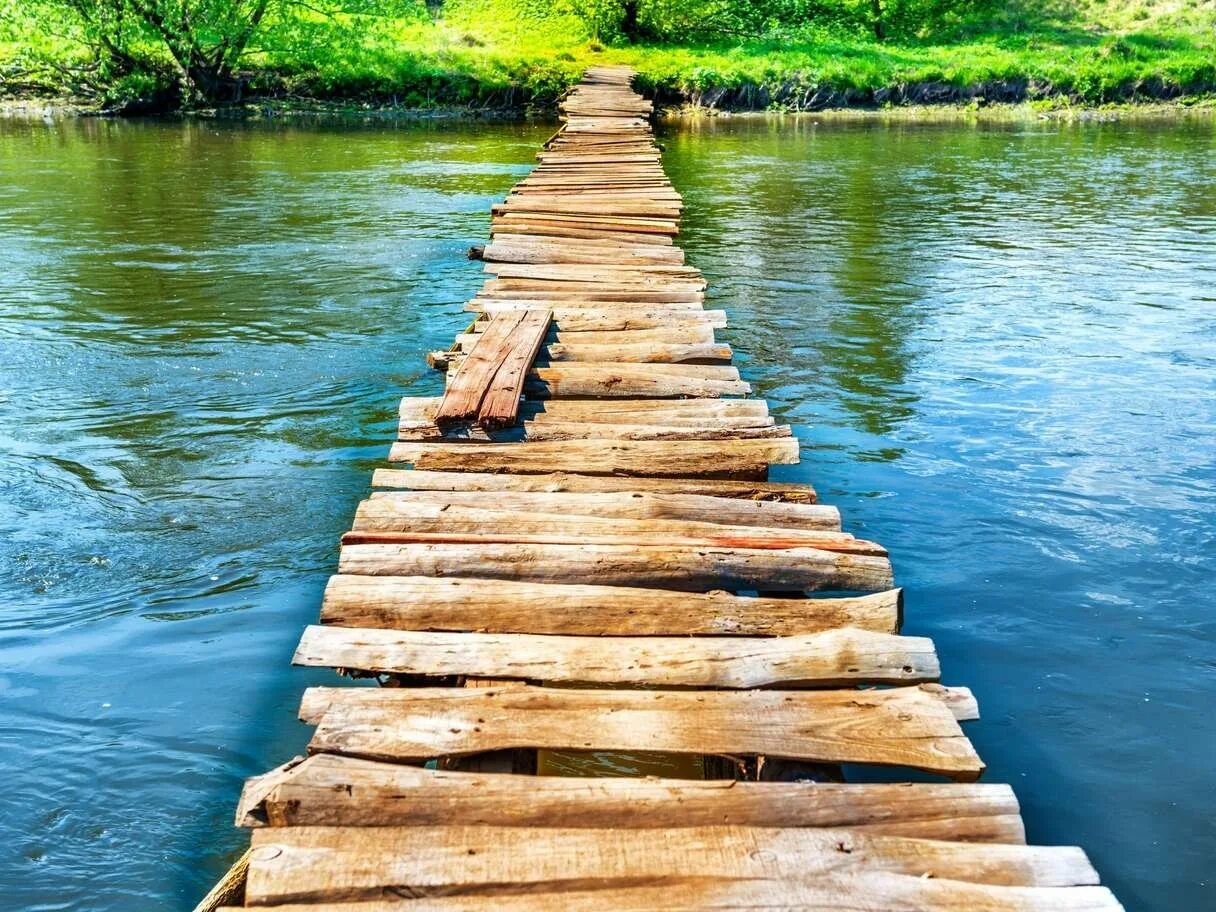 Мостки на берег 6 букв. Валуевский парк. Деревянный мостик. Adventure natural. Деревянная пристань.