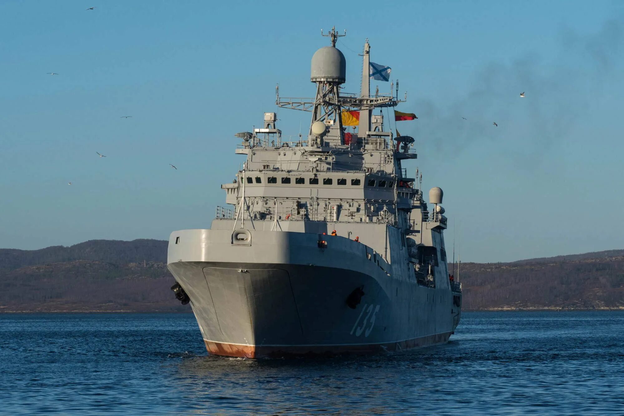 Корабли ловировировали. Hms протектор корабль. Ледокол красин ссср. Корабль знакомимся с. Флагман черноморского флота ракетный крейсер москва.