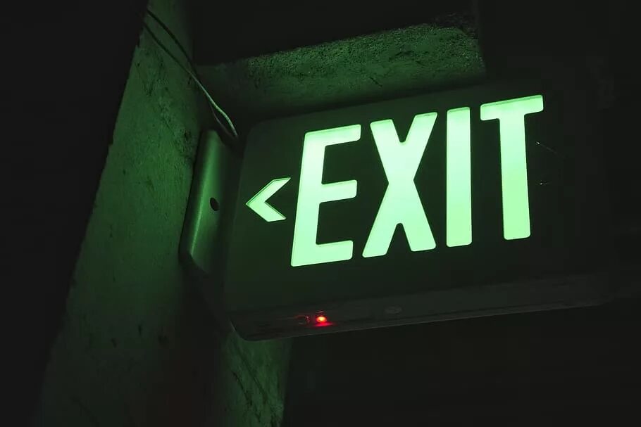 Табличка "выход". Вывеска exit. Неоновая надпись exit. Знак exit с подсветкой.