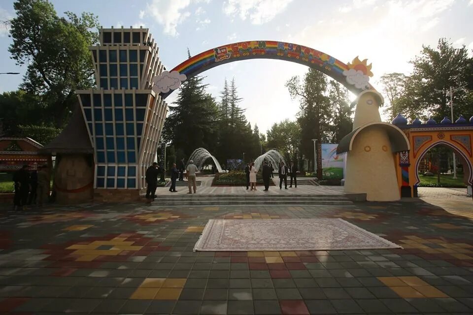 Парки душанбе. Столичный парк душанбе. душанбе парк пойтахт. парк новый парк в душанбе. душанбе парк аттракционов.