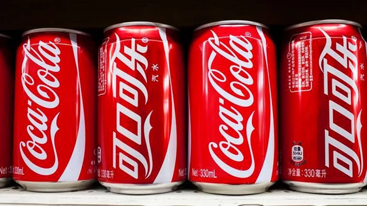 Das cola. Китайская coca-cola. кока кола китай. coca cola в китае. coca cola одежда.