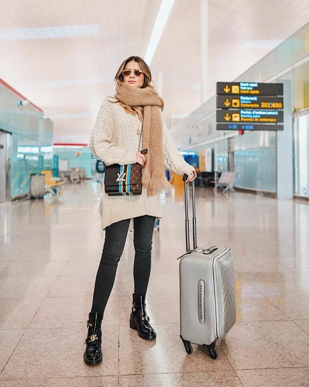Верхняя одежда в самолет зимой. Образ в самолет. Верхняя одежда в самолет зимой. Camila coelho в аэропорту. Удобная одежда для путешествий в самолете.