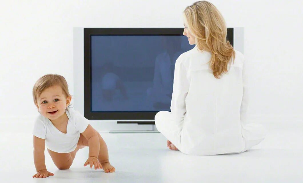 Включи телевизор детской. Телевизор для детей. Малыш и телевизор. Младенец и телевизор. Телевизор картинка для детей.