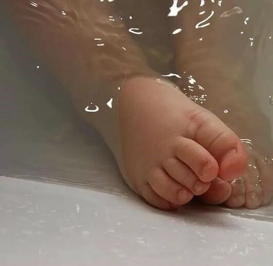 Купание. Девушку утопили в бассейне. Приведение хотела помыть девочке волосы. Утопила ребенка в ванной. Мать утопила новорожденного ребенка.