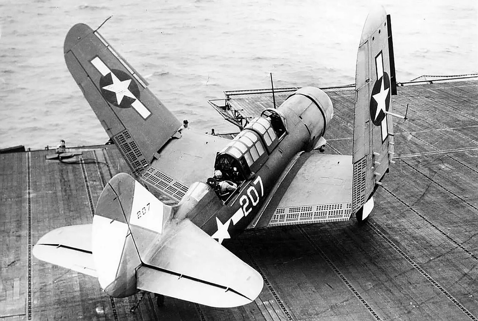 A 5 b 7 a 34. Curtiss sb2c Helldiver палубная Авиация. Curtiss Hellcat f131. Curtiss f3c-2. Авенджер самолет палубный.