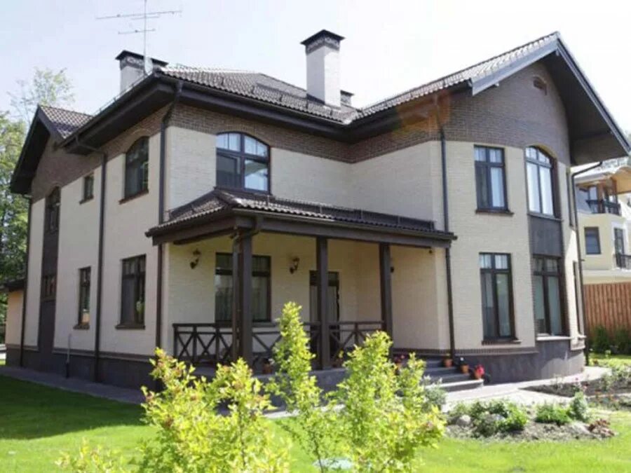 комбинированная отделка фасада. штукатурные фасады домов. отделка фасада декоративной штукатуркой. фасады домов. двухэтажный дом штукатурка.