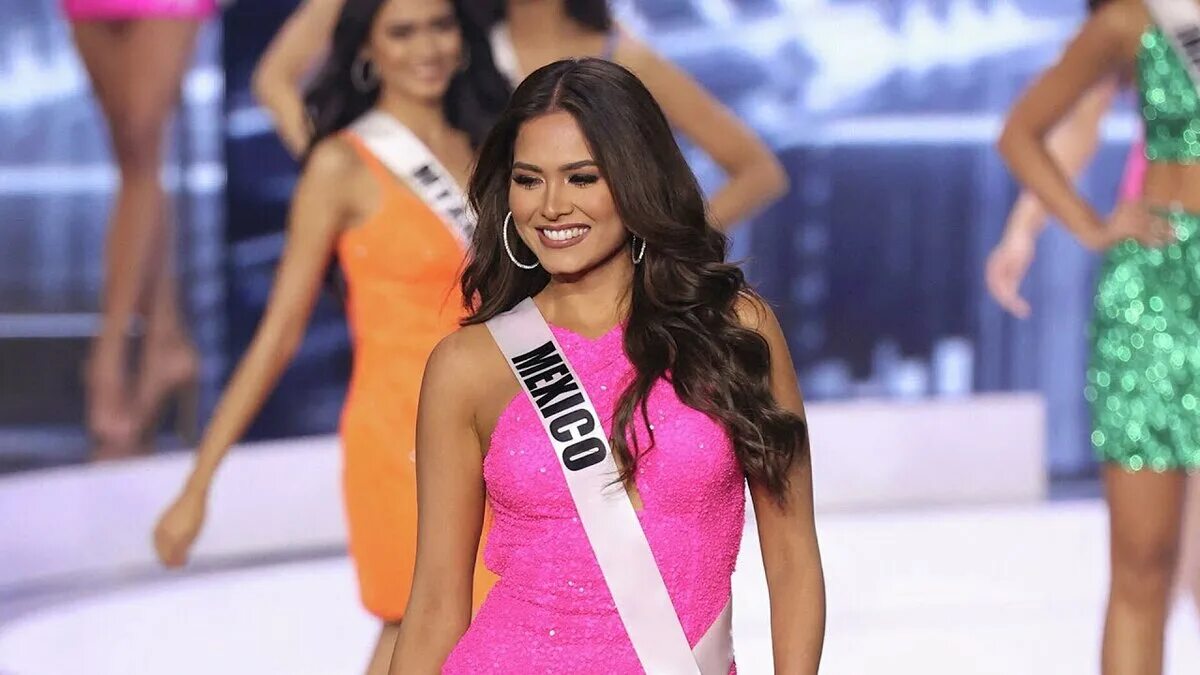 Кто победил а больших девочках. Андреа Меса Мисс Вселенная 2021. Мисс Вселенная 2021 победительница. Мексиканка Мисс Вселенная 2021.