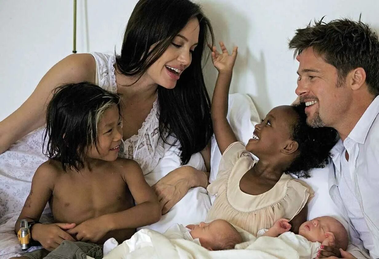 Знаменитая семейная. Анджелина Джоли и Брэд Питт дети. Брэд Питт и Анджелина Джоли семья. Брэд Питт с детьми. Семья Джоли Питт.