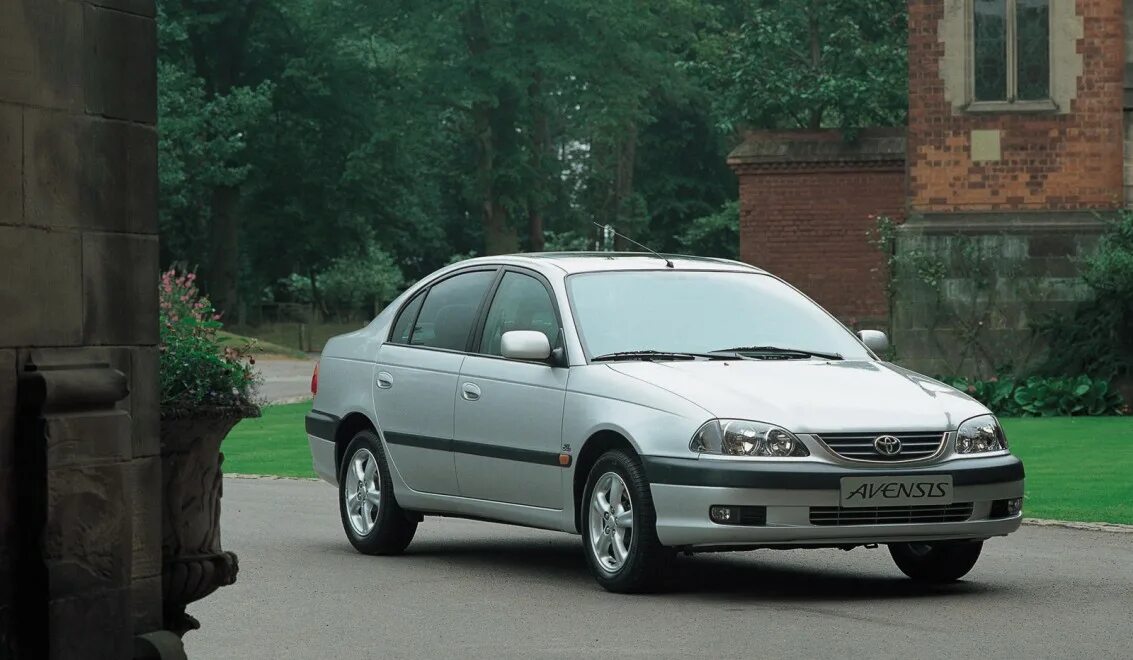 Тойота авенсис 2002 хэтчбек. Toyota avensis t22. Toyota avensis 2000. Тойота авенсис первое поколение. Тойота авенсис первое поколение.