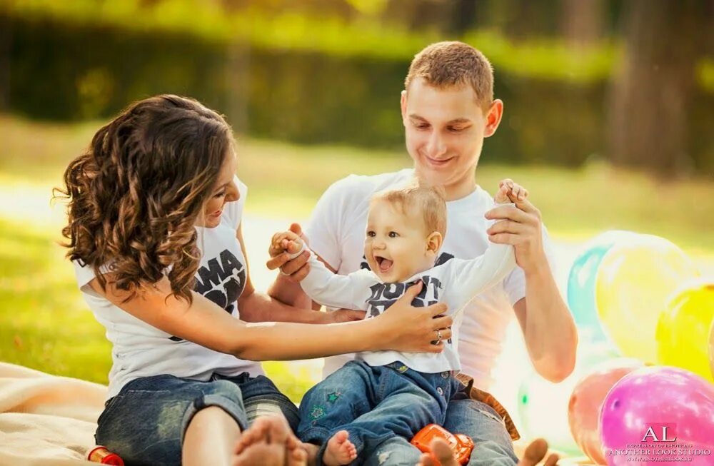 Bi family. Семейная фотосессия. Семейная фотосессия с малышом на природе. Родители и дети. Семья с маленькими детьми.