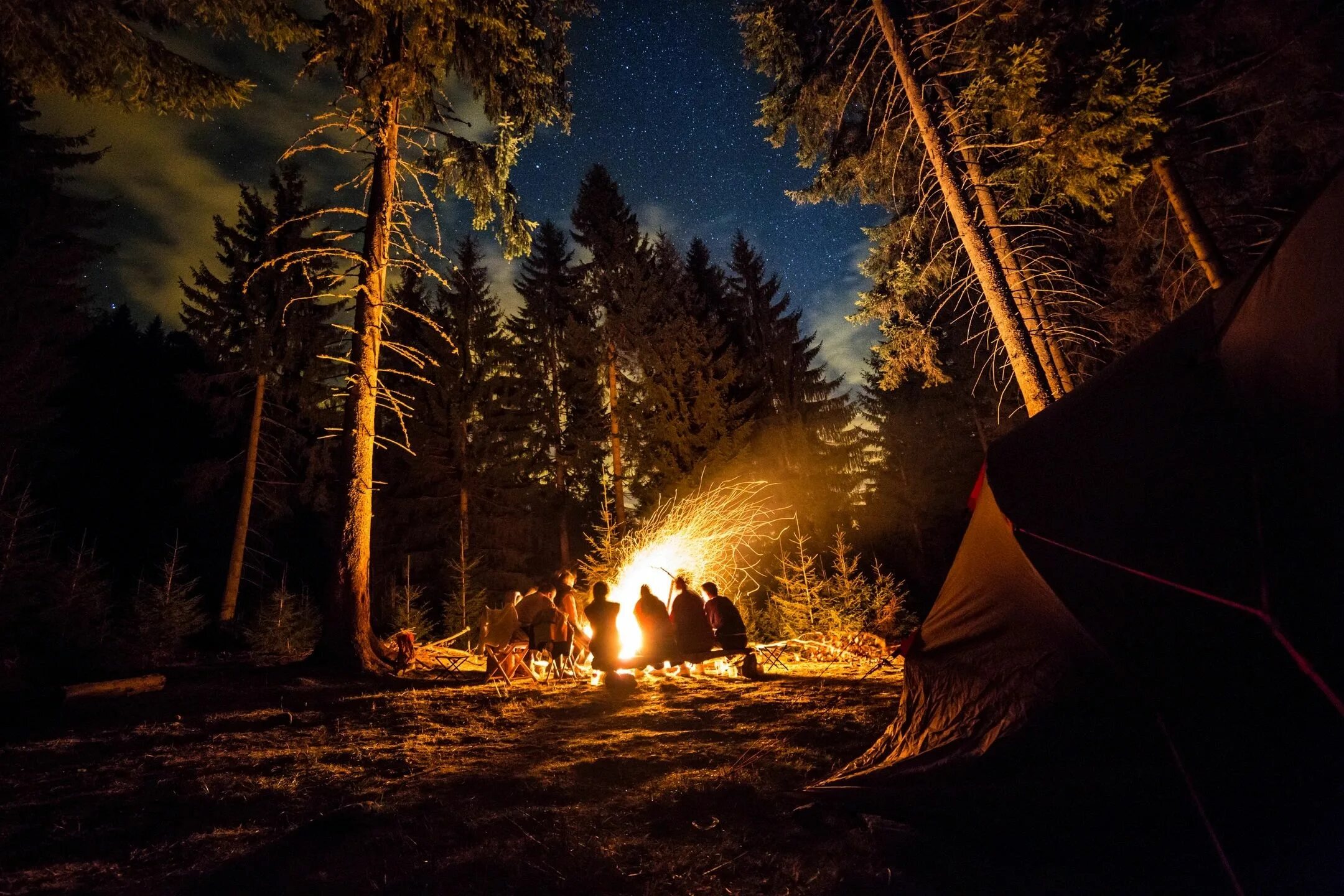 Night camp. Палатка костёр кемпинг. Лес палатка костер. Ночь палатка костер. Костер ночью.