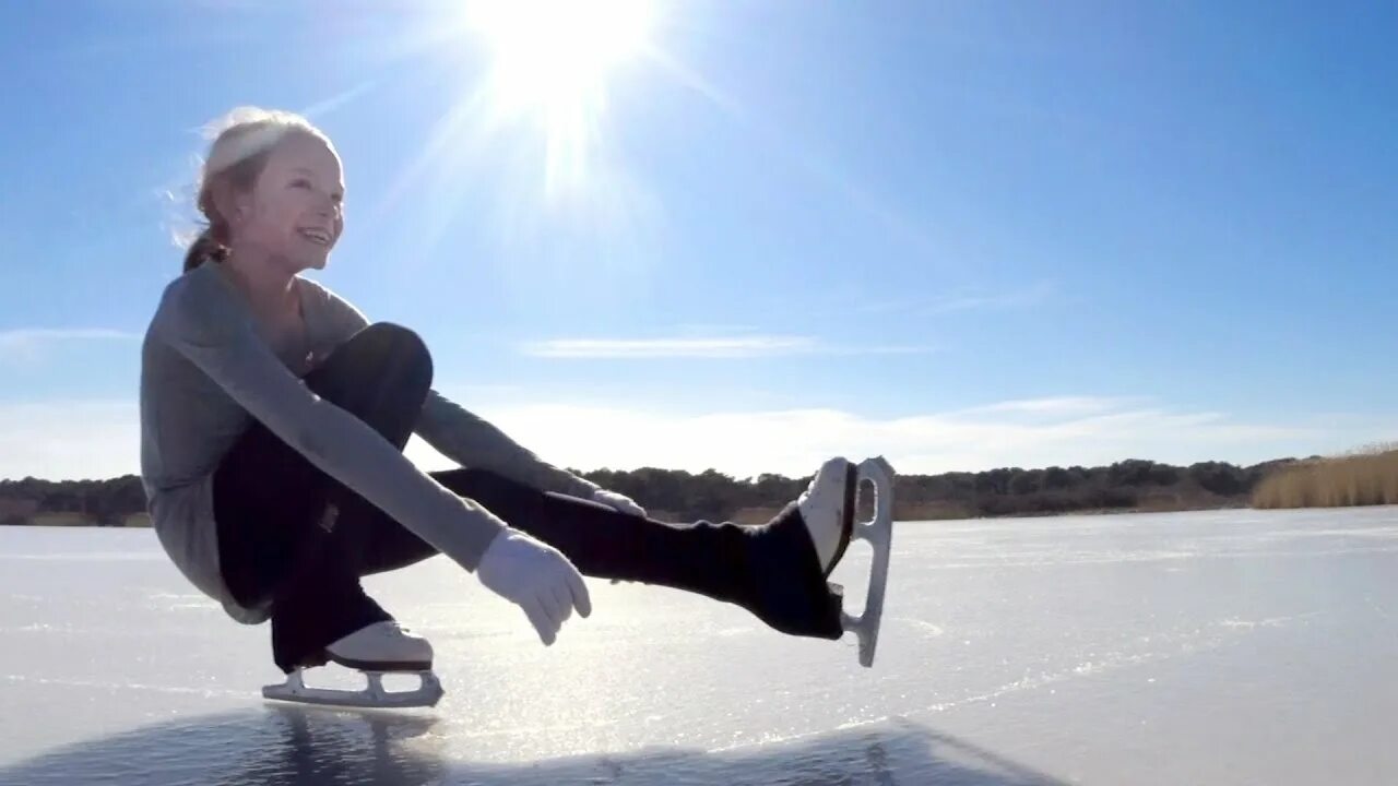 Freeze video. Айс скейтинг. Девушка на коньках. Катание на коньках. Коньки норвежки.