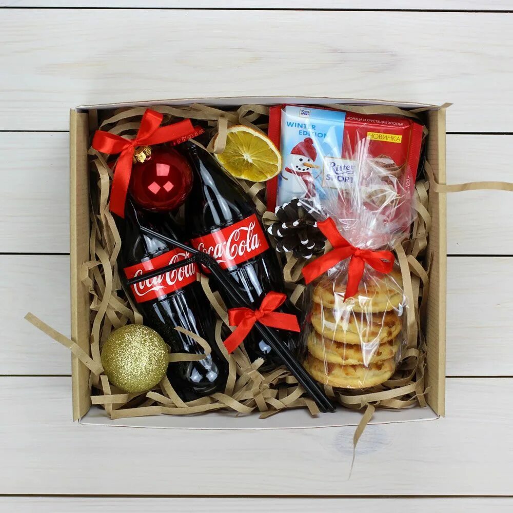 Подарочные наборы на новый год. Подарочный набор. Что положить в подарочный набор. Подарочные боксы для мужчин оригинальные. Коробка подарок для мужчины.