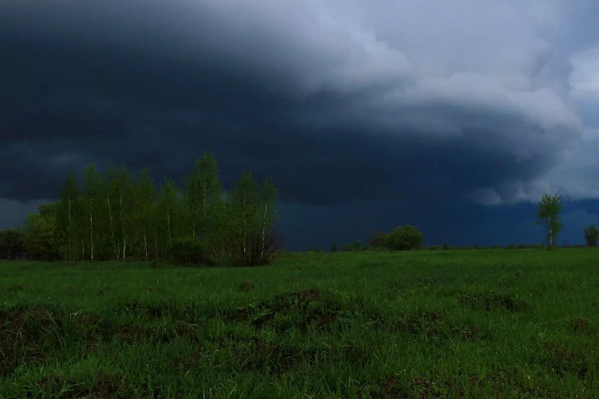 дождливое небо. тамбов тучи перед грозой. дождевые тучи. природа. деревня перед грозой.