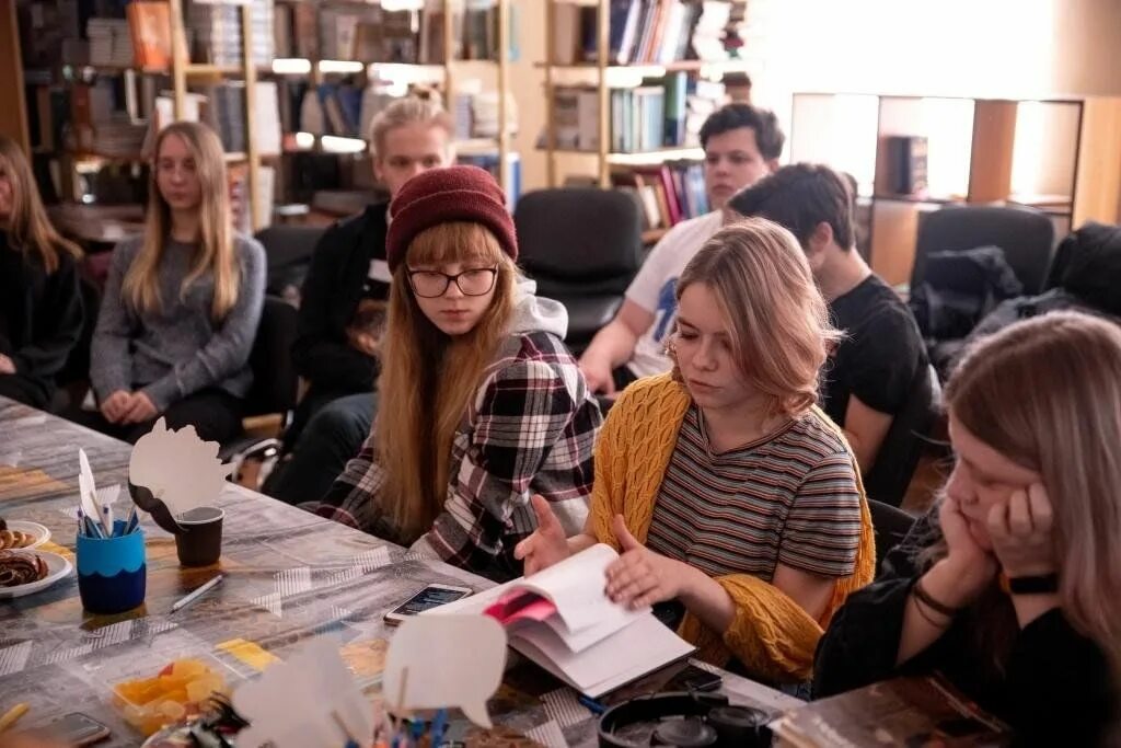 Skillfolio профориентация. Книжный клуб фото. Как организовать книжный клуб. Клуб для молодежи в библиотеке. Book club.