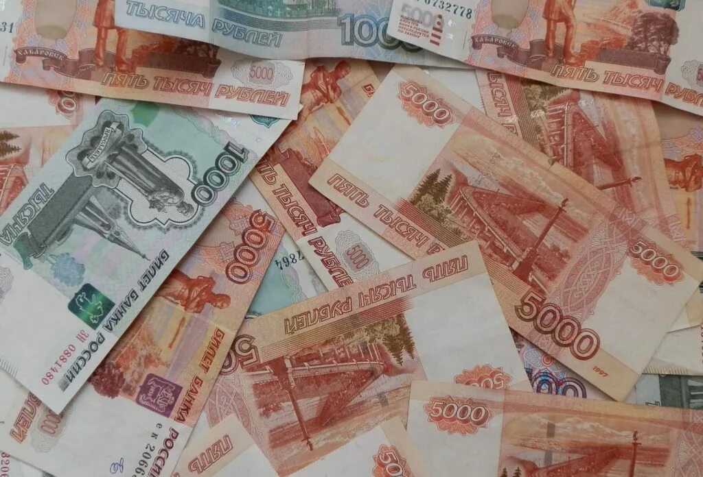 купюры рубли на белом фоне. 1000000 рублей. приз 1000 рублей. рубли в руках. подарок за покупку.