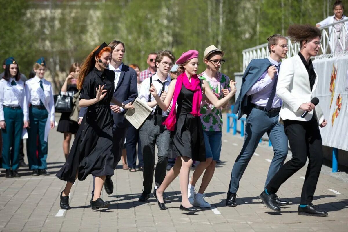 Одежда на выпускной 9 класс. Одежда выпускника 9 класса. Одежда на выпускной для девушек 11 класс. Выпускной 9 класс идеи.