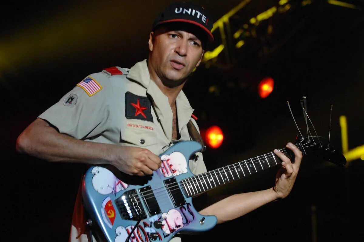 Том морелло гитары. Tom morello. Обои морелло на стене. Rage against the machine том морелло. Том морелло фото.