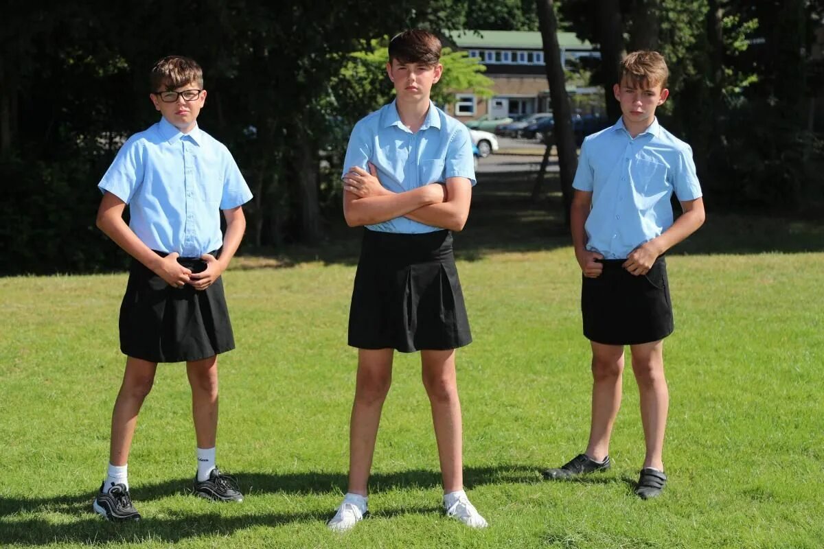 Школы новой зеландии школьная форма. Трап в клетчатой юбке. Учитель мужчина. Школьник в юбке. Парень в платье школьном.