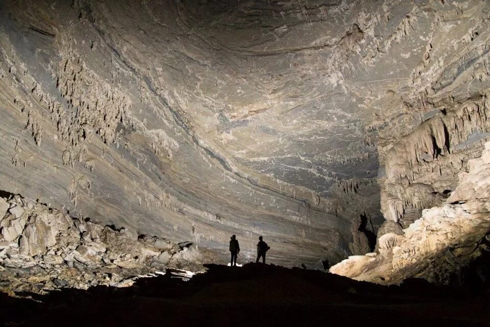 Пещера шондонг вьетнам. Самая огромная пещера в мире. Пещера шондонг вьетнам. Подземная скала. Пещера water cavern.