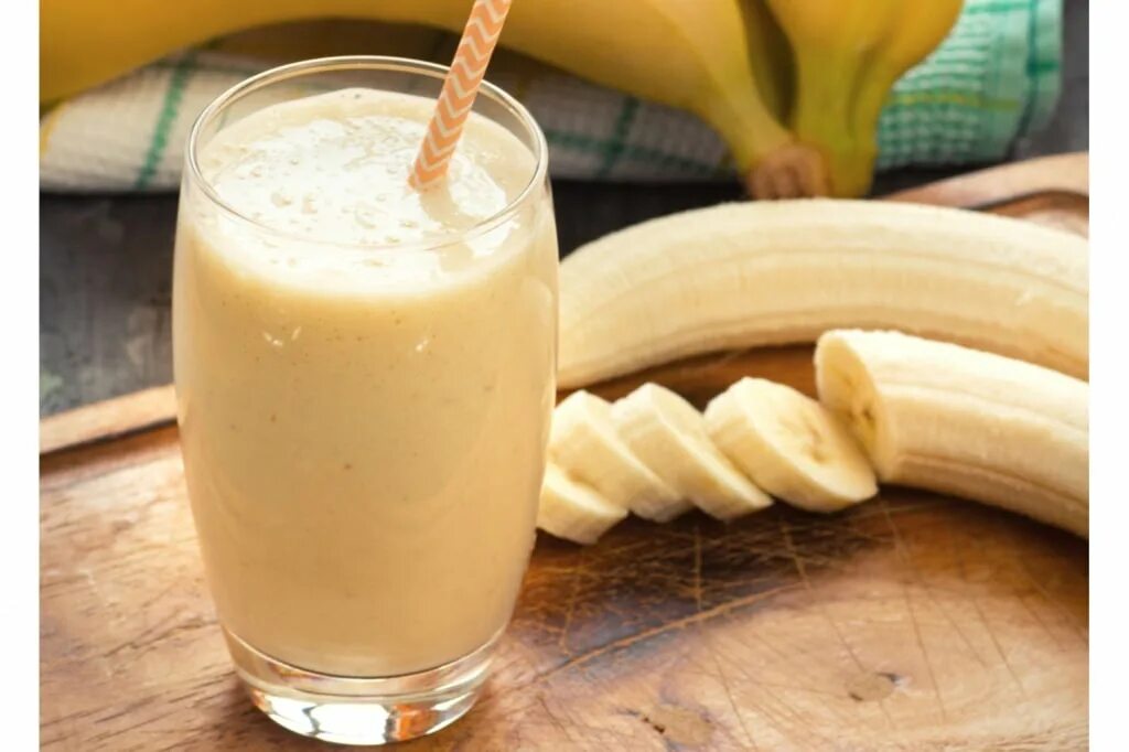 Смузи из молока и банана в блендере. Банановый коктейль. Коктейль молочный "банан". Молочный коктейль из банана. Банановый коктейль с молоком.