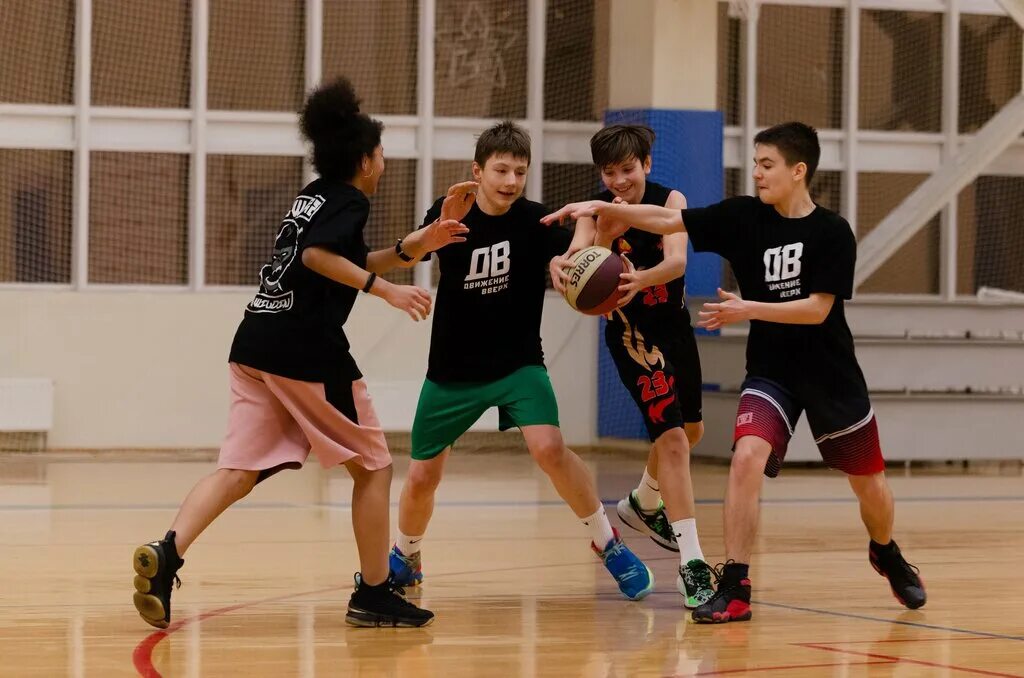 School sports 6. Баскетбольная школа движение вверх Аксакова, Калининград. Движение вверх баскетбольная школа. Движение вверх баскетбольная Академия. Движение вверх клуб баскетбол.