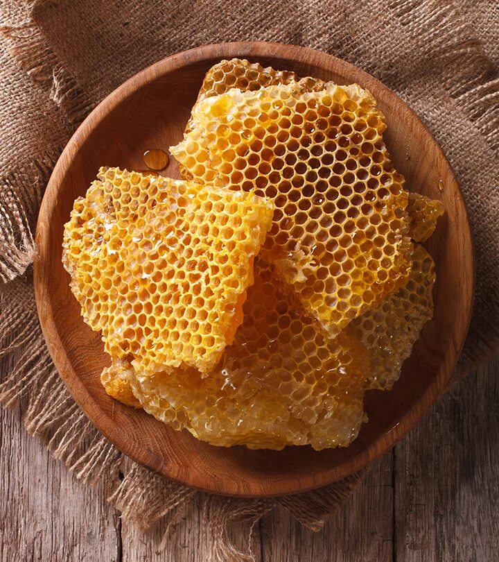 Мёд в сотах. Соты пчелиные. Соты меда. Мед в сотах на столе.
