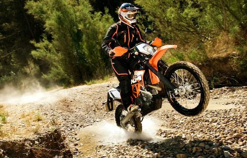 Катание на мотоцикле. Катание на мотоцикле. Мотоцикл едет. Fjr 1300 2015. Кататься на мотоцикле.