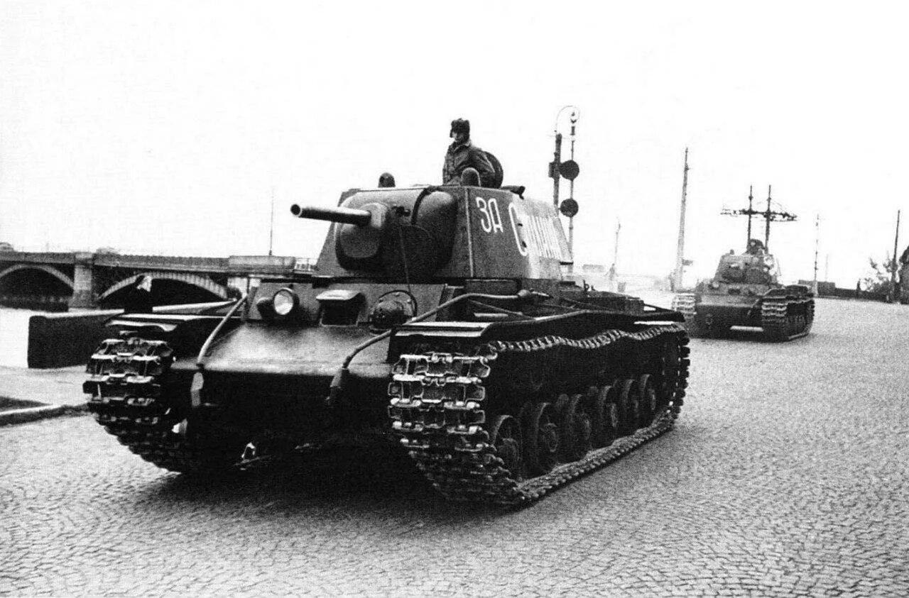 Какие танки были в 1941 году. Танк кв-1. Кв-1 1941 года. Кв 1 Ленинград. Кв-44 тяжёлый танк.