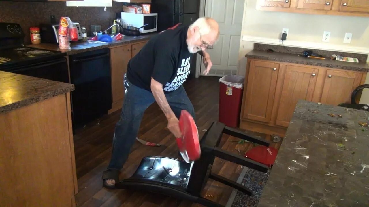 Злой дед. Злой дед разбил кухню. Злой дед разгромил. Angry grandpa разбил телевизор.