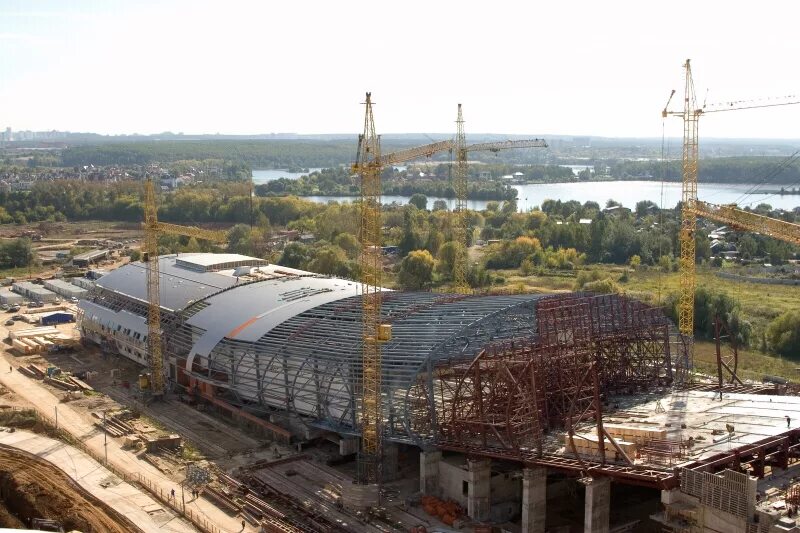 Здание снежком в Красногорске. Красногорск горнолыжный комплекс. Крытый горнолыжный комплекс в Красногорске.