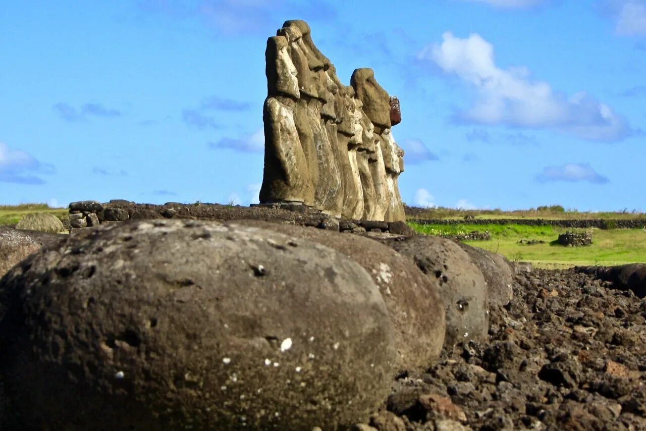 Остров Пасхи столица. Арский камень остров Пасхи. Моаи на острове Пасхи. Камень с острова Пасхи. Каменные острова читать