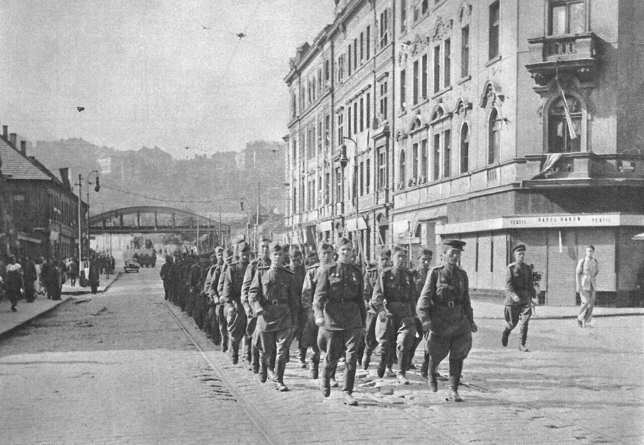 Советские войска в Праге 1945 год. Красная армия в Праге 1945. Пражская операция май 1945 год освобождение Чехословакии. Пражская наступательная операция советских войск.