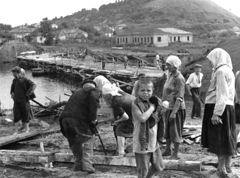 Фашистская деревня. Мирные жители в оккупированной немцами деревне. Военный архив. Советская деревня после войны. Деревня в годы Великой Отечественной войны. Дети на оккупированной территории.