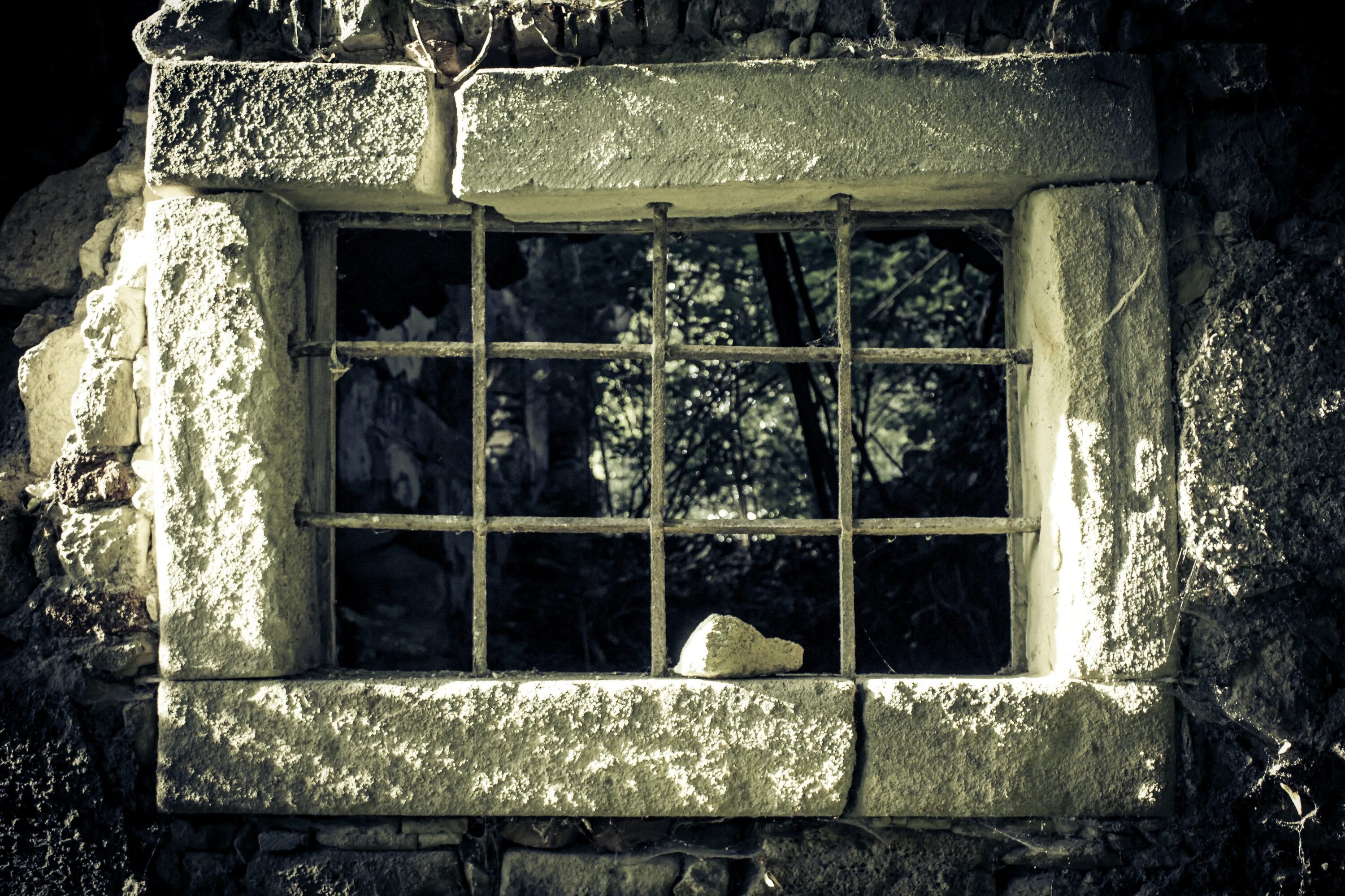 Окно становится черным. Окно в тюрьме. В темнице в окно. Старое окно с решеткой. Тюремное окно с решеткой.