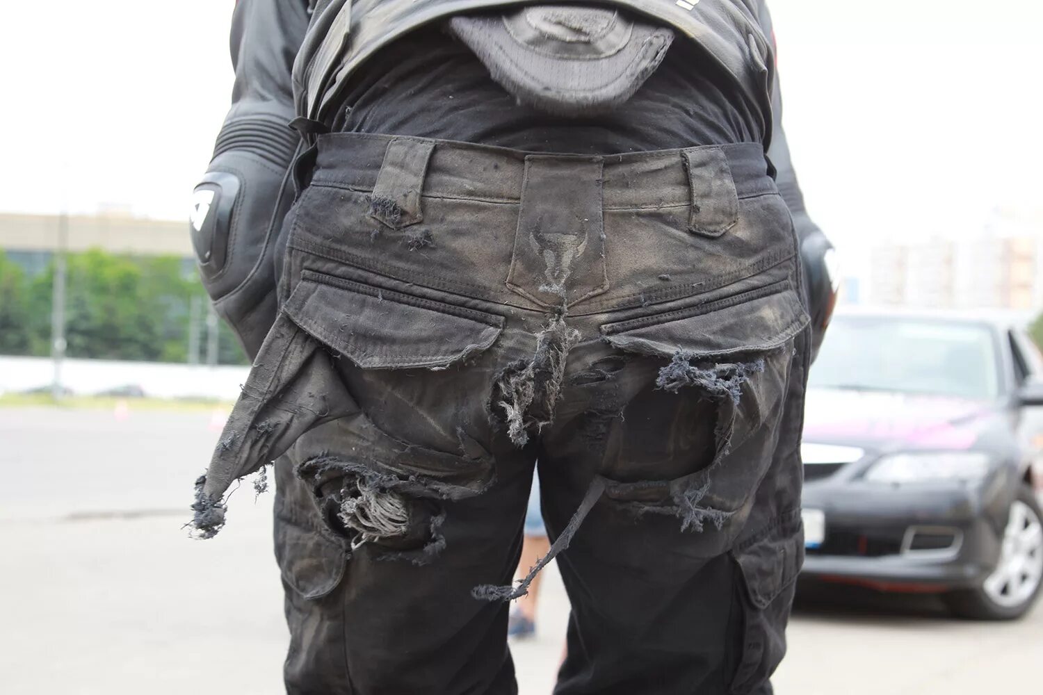 Парень в рваных джинсах. Хожу в рваной одежде. Грязная одежда. Рваные джинсы и футболка. Модные рваные вещи.